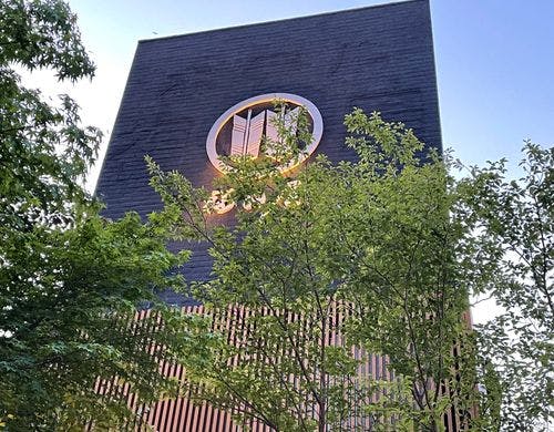 建物正面外装ロゴ