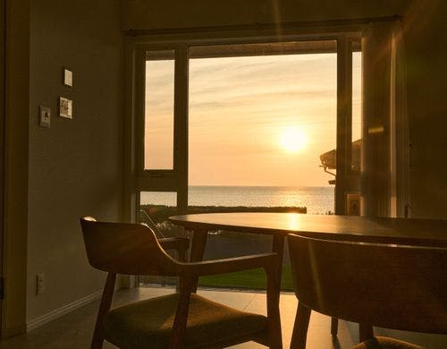 お部屋からの景色：淡路島の海と夕日