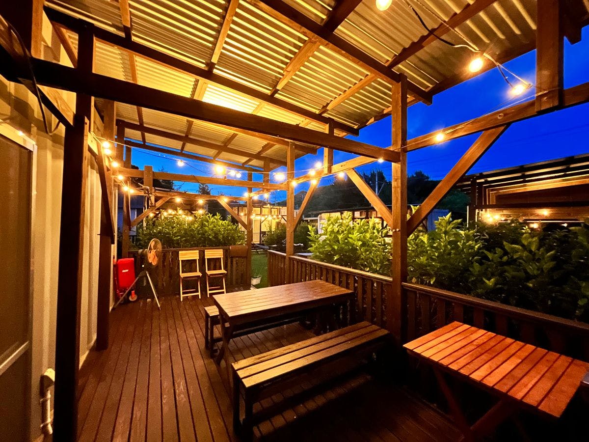 ระเบียงดาดฟ้ากว้างขวางที่หันหน้าเข้าสู่ลานภายใน