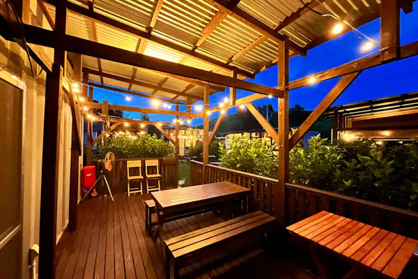 ระเบียงดาดฟ้ากว้างขวางที่หันหน้าเข้าสู่ลานภายใน