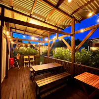 ระเบียงดาดฟ้ากว้างขวางที่หันหน้าเข้าสู่ลานภายใน