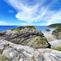 หน้าผาหินชั้นที่สลับซับซ้อนและทะเลสีฟ้าใส