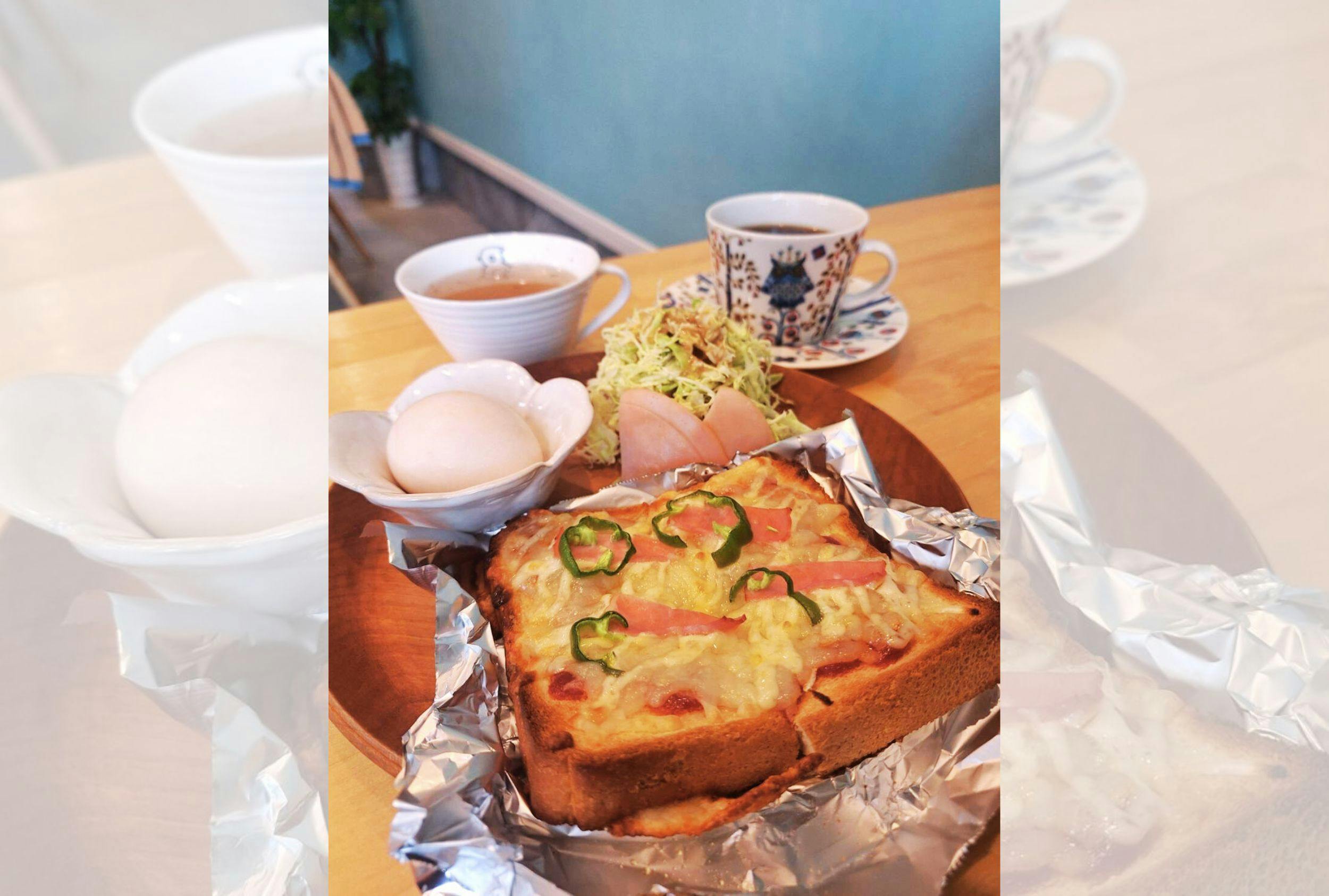 อาหารเช้าจะให้บริการที่คาเฟ่ซึ่งอยู่ติดกัน