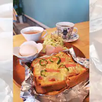 อาหารเช้าจะให้บริการที่คาเฟ่ซึ่งอยู่ติดกัน