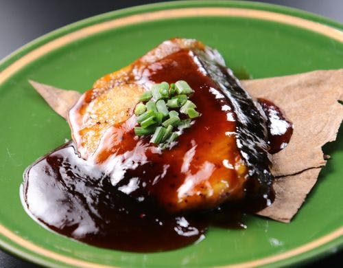 料理_焼物一例。ブリの朴葉焼き。