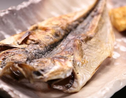 料理_朝食焼魚_焼魚は地の干物をどうぞ。