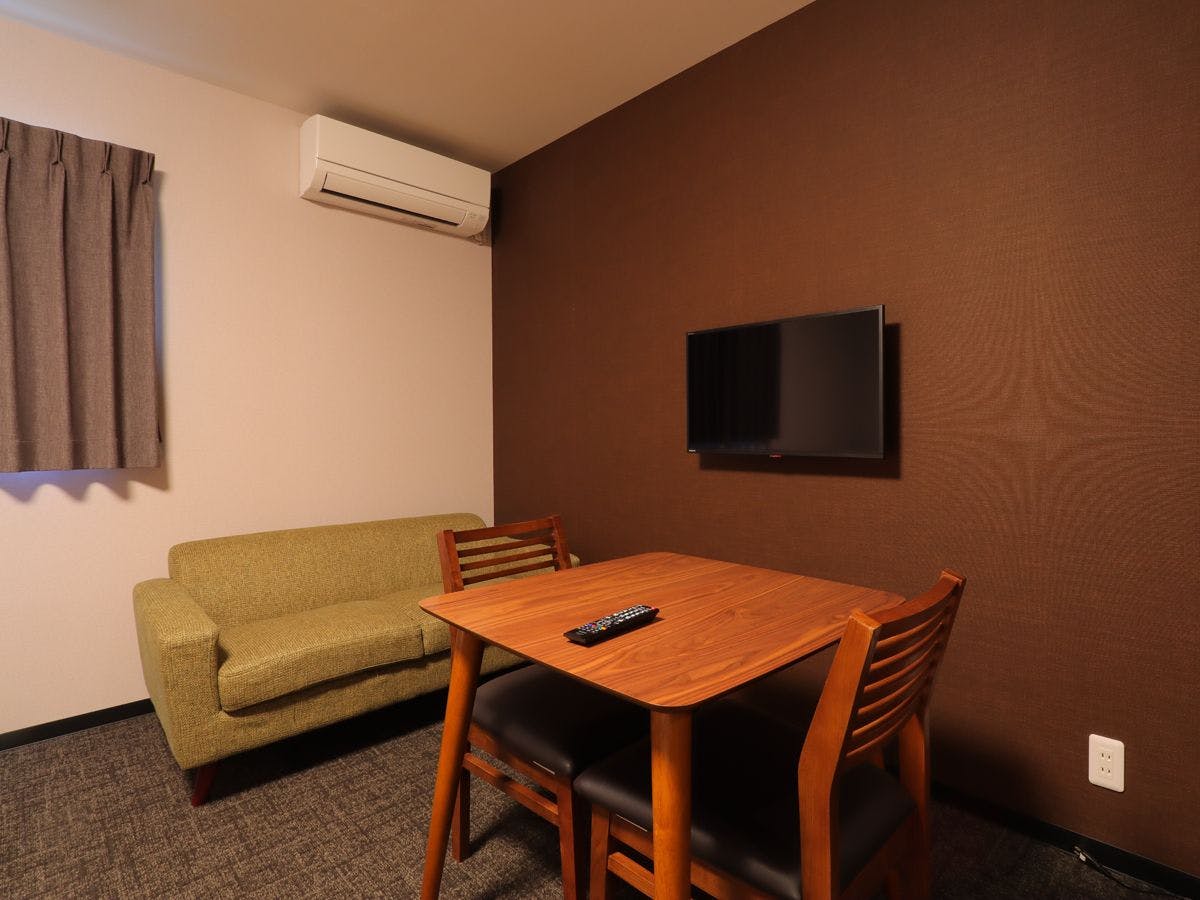 กรุณาผ่อนคลายทั้งบนเก้าอี้หรือโซฟา