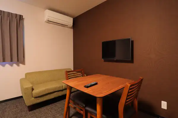 กรุณาผ่อนคลายทั้งบนเก้าอี้หรือโซฟา