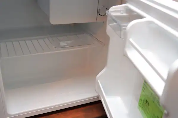 ภายในห้องพักมีตู้เย็นให้บริการ