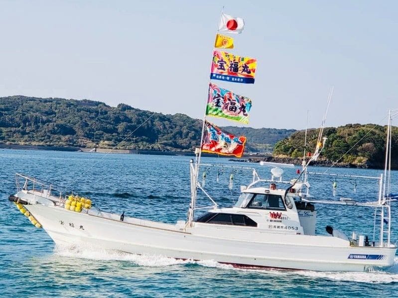 Kapal Pemancing Wisata "Hofukumaru" di Pulau Iki