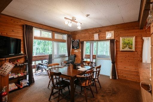 ห้องนั่งเล่นพร้อมวิวสวยจากหน้าต่าง