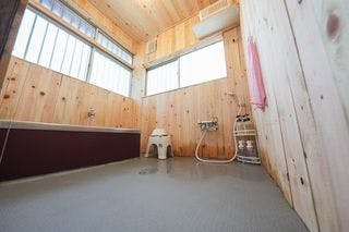 ห้องอาบน้ำที่ทำจากผนังไม้ฮิโนกิ