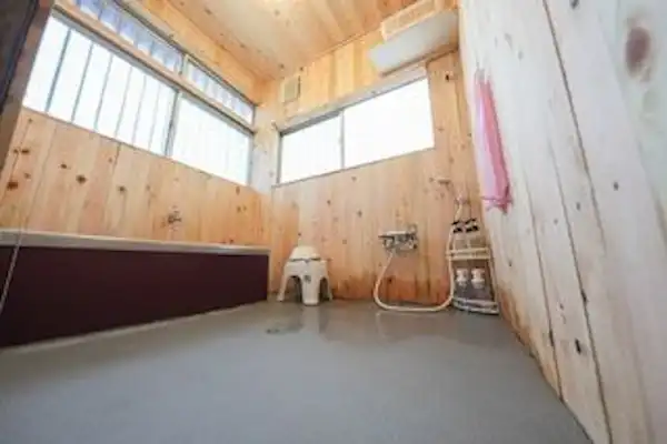 ห้องอาบน้ำที่ทำจากผนังไม้ฮิโนกิ