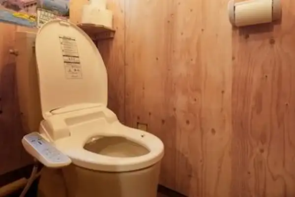 ห้องน้ำพร้อมโถสุขภัณฑ์ระบบชำระล้างอัตโนมัติ