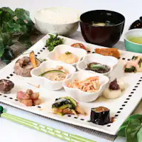 Menu perawatan pascapersalinan yang lembut dengan beragam pilihan hidangan*