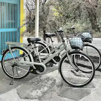 我们提供两辆免费的电动自行车。