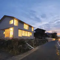 ภาพภายนอกอาคารก่อนสร้างเสร็จ (กุมภาพันธ์)