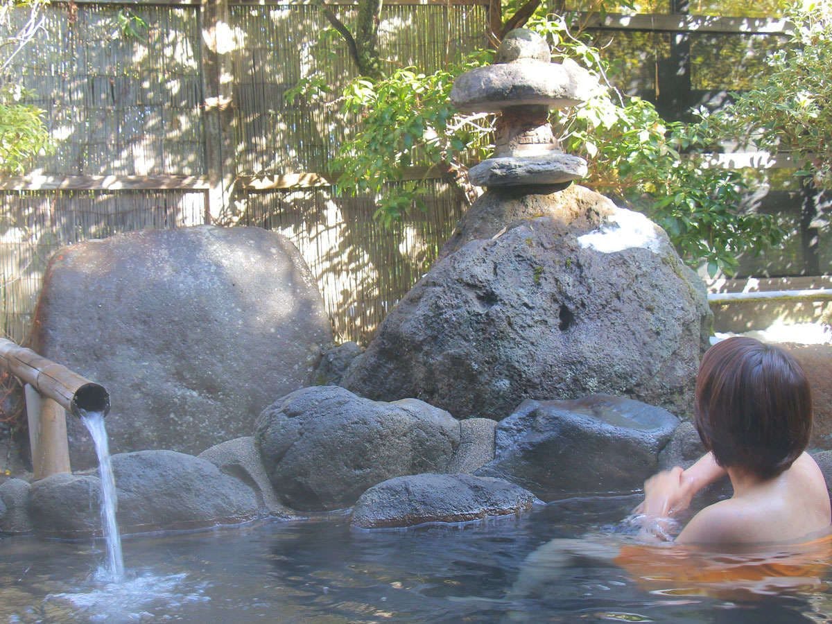 บ่อน้ำพุร้อนกลางแจ้งแบบส่วนตัว