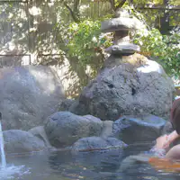 บ่อน้ำพุร้อนกลางแจ้งแบบส่วนตัว