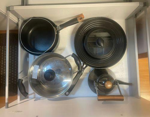 鍋やフライパン、調理に便利な器具を完備
