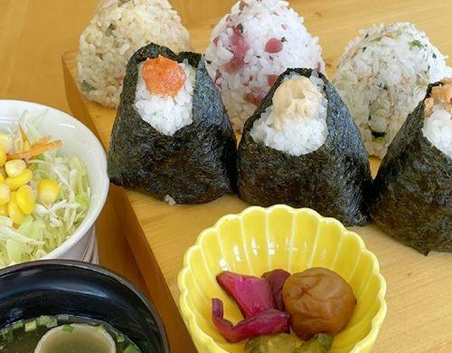 おむすび各種&お味噌汁サービス