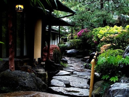 石畳がお部屋へと導きます。