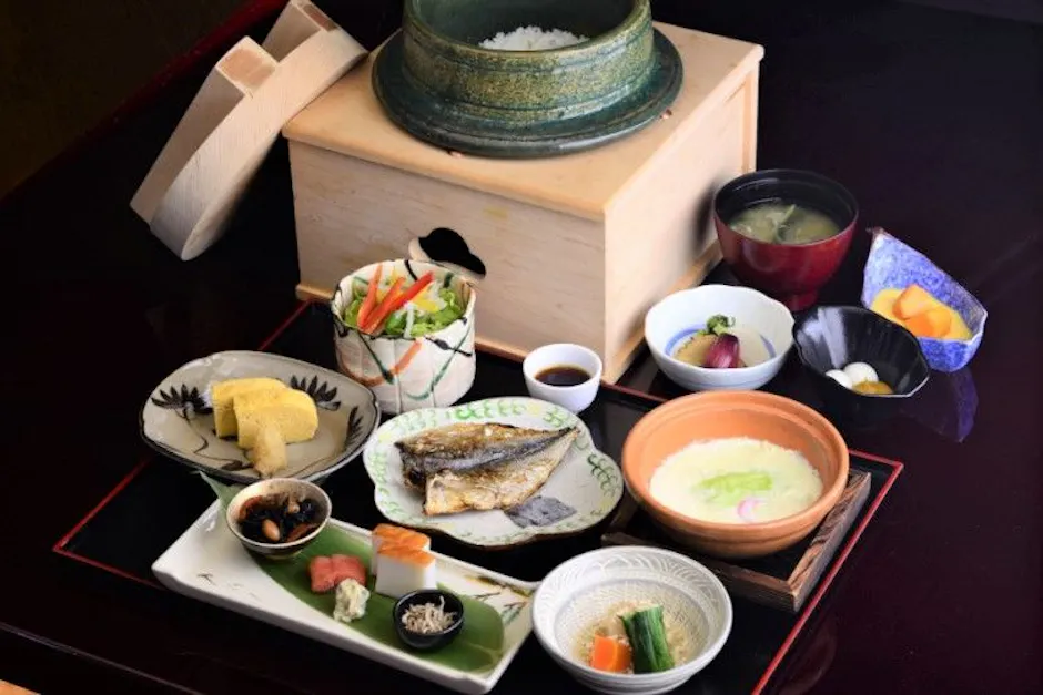 あたみ石亭 ご朝食は和食膳をご用意。