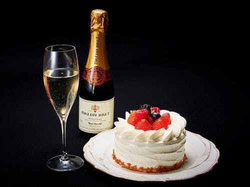 ホテルオークラ東京ベイ 記念日 スパークリングワインとケーキでお祝い 入園保証なし 一休 Com