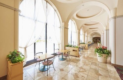 자연광이 가득 들어오는 대리석 회랑.