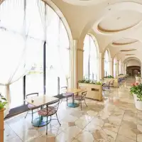 自然光がたっぷりと射し込む大理石の回廊