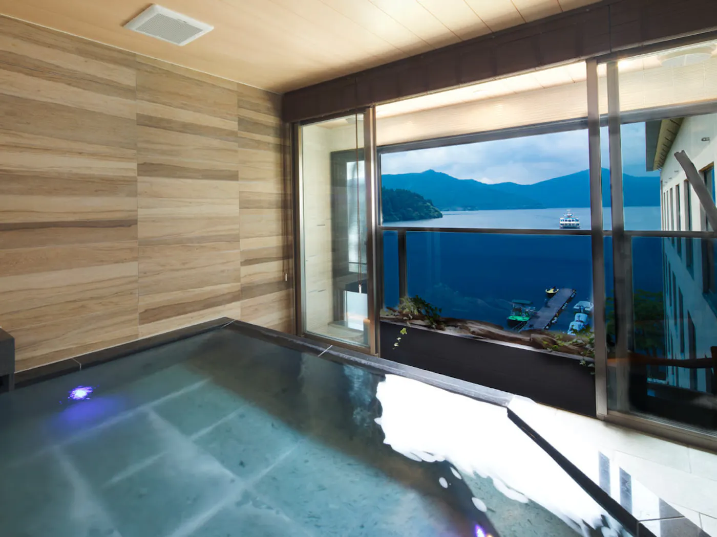 箱根ホテル:湖を望むバスルーム