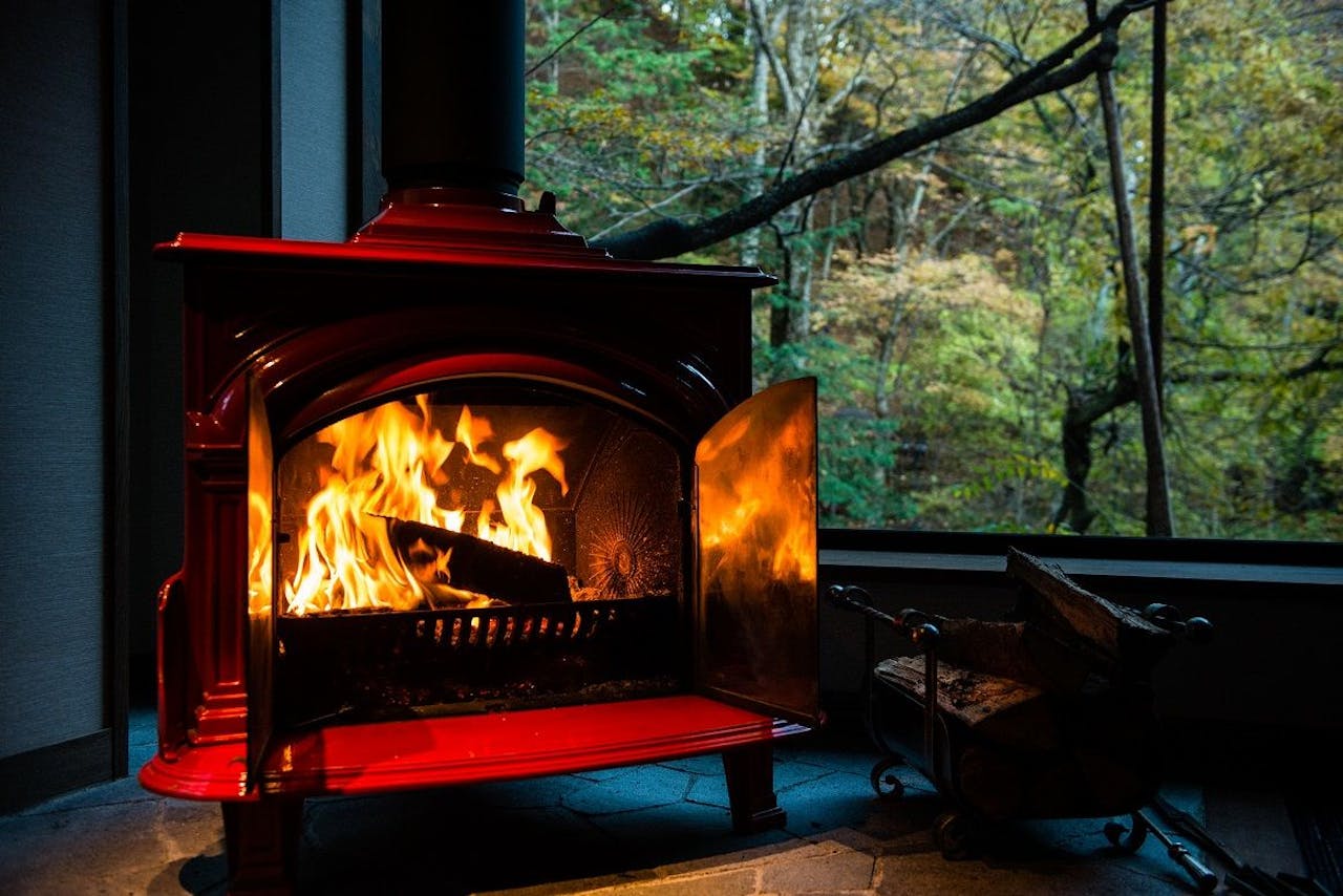 暖炉の炎からも温もりが伝わる