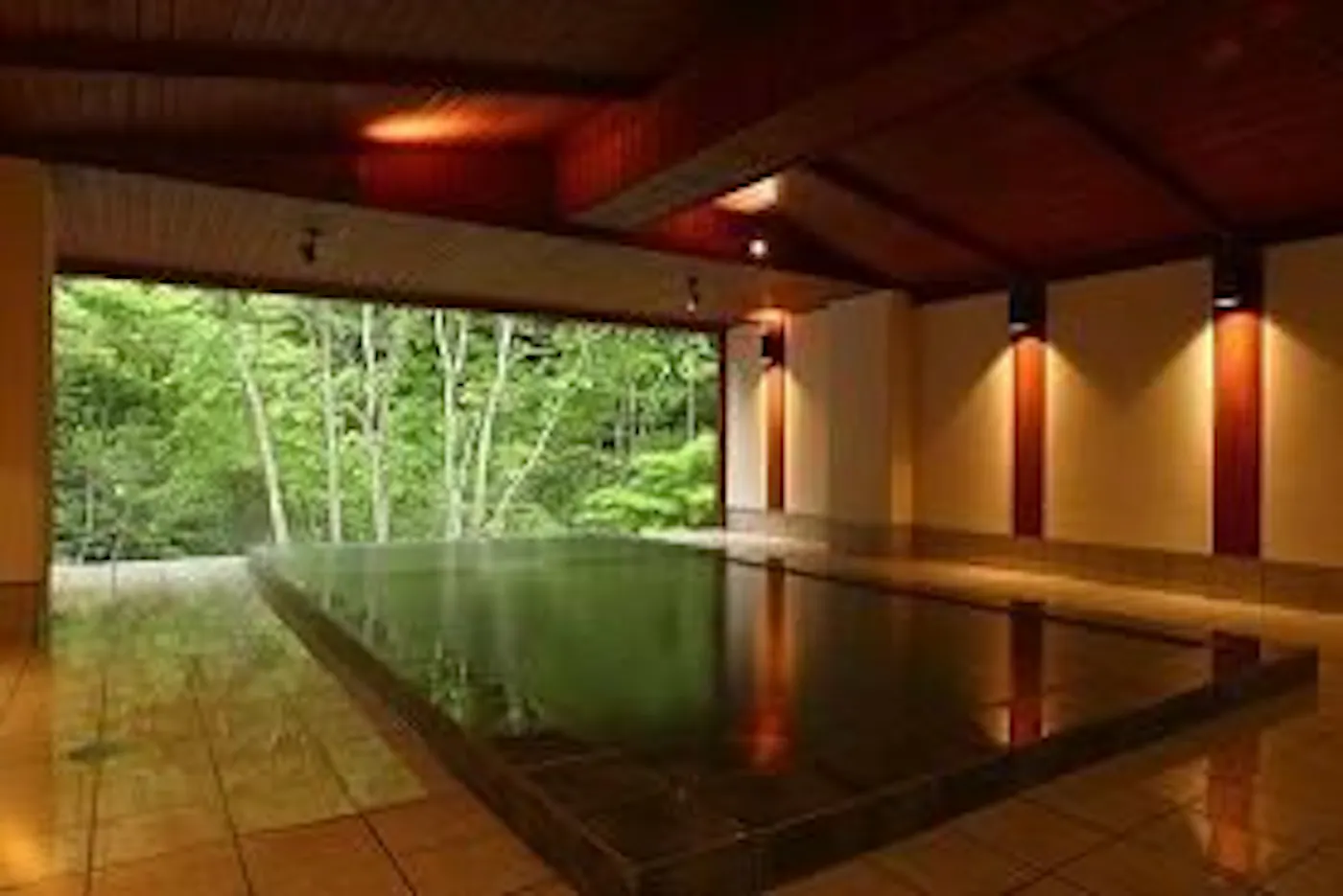 扉温泉 明神館：新緑の立ち湯