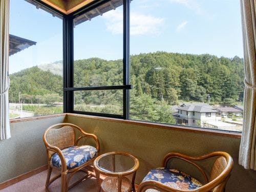 *本館　和室広縁　窓に囲まれ日あたり良好