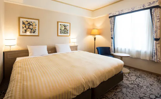 Tempat tidur double yang luas dengan lebar 220 cm.