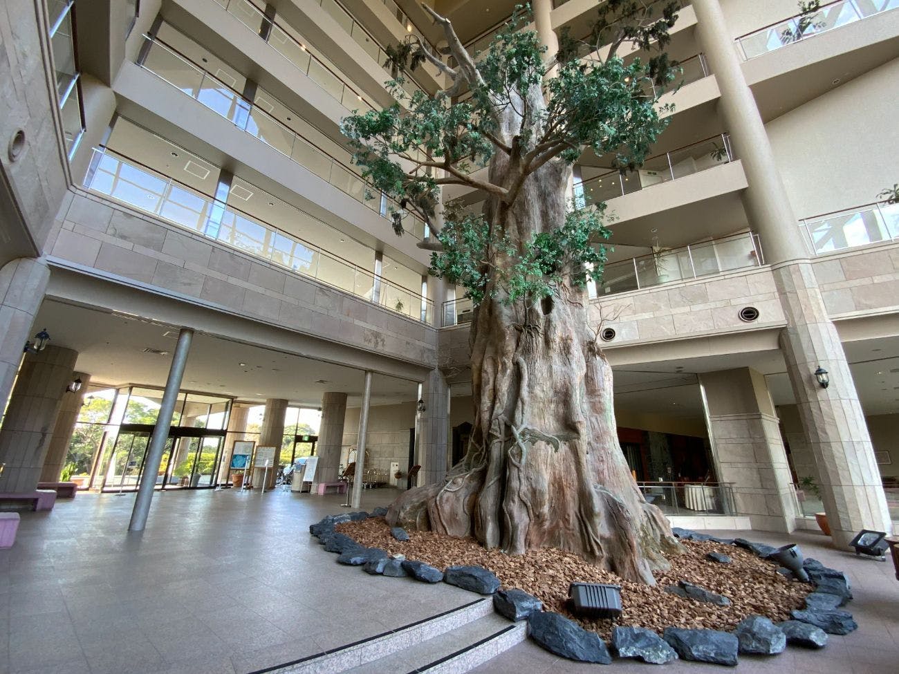 ロビーにある屋久杉のオブジェ