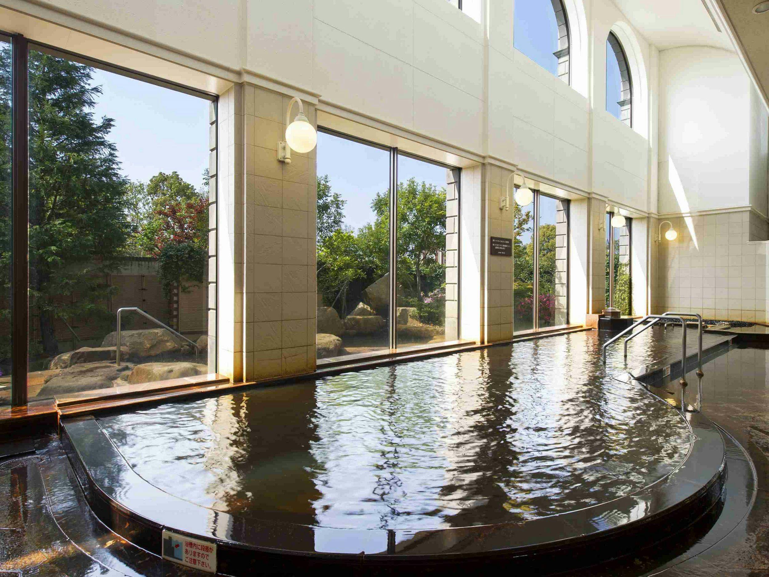 Ini adalah Mata air panas semula jadi yang kaya dengan zat besi dan mangan.