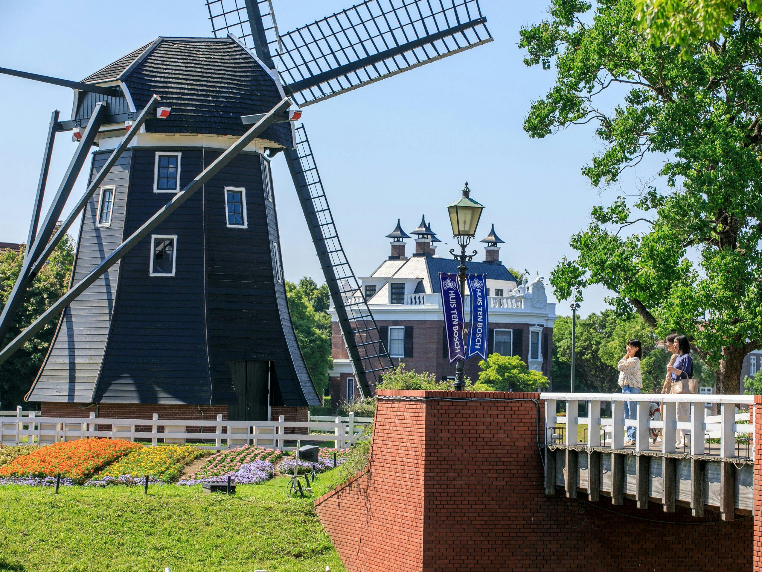 Imej bersiar-siar di Huis Ten Bosch