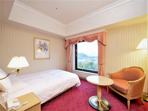 Contoh bilik Semi-Double dengan pemandangan stesen.