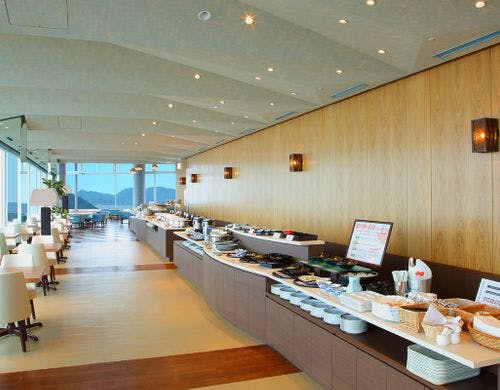瀬戸内海を見渡せるレストランで朝食を。