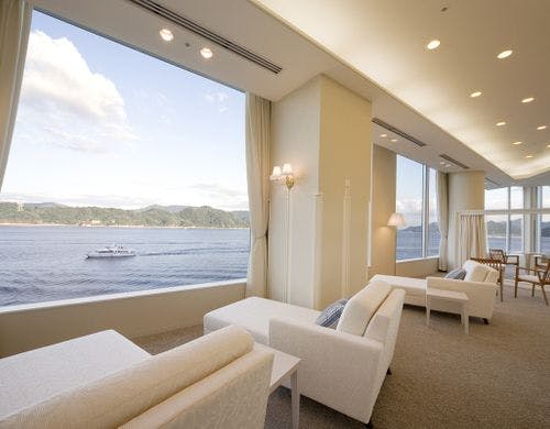 瀬戸内海を見渡せるスパラウンジ。