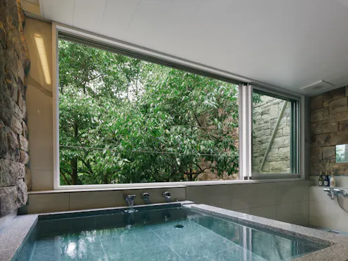 Kamar Jepang-Barat 60㎡ dengan Pemandian Air Panas Terbuka, Dinding Batu, dan Pemandangan Hijau