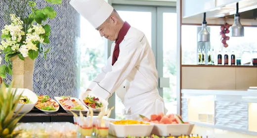 <ビュッフェ>ワクワクが止まらない!海と空、煌めく景色と共に味わうオシャレな料理たち