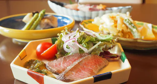 【宿泊者限定 和夕食】<2食付>日本料理雲海で季節の味わいを選べる3品と地酒3種呑み比べ&朝食付
