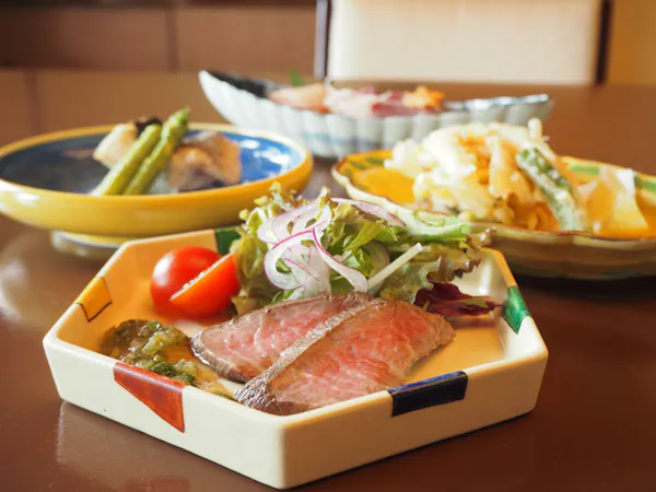 【宿泊者限定 和夕食】<2食付>日本料理雲海で季節の味わいを選べる3品と地酒3種呑み比べ&朝食付