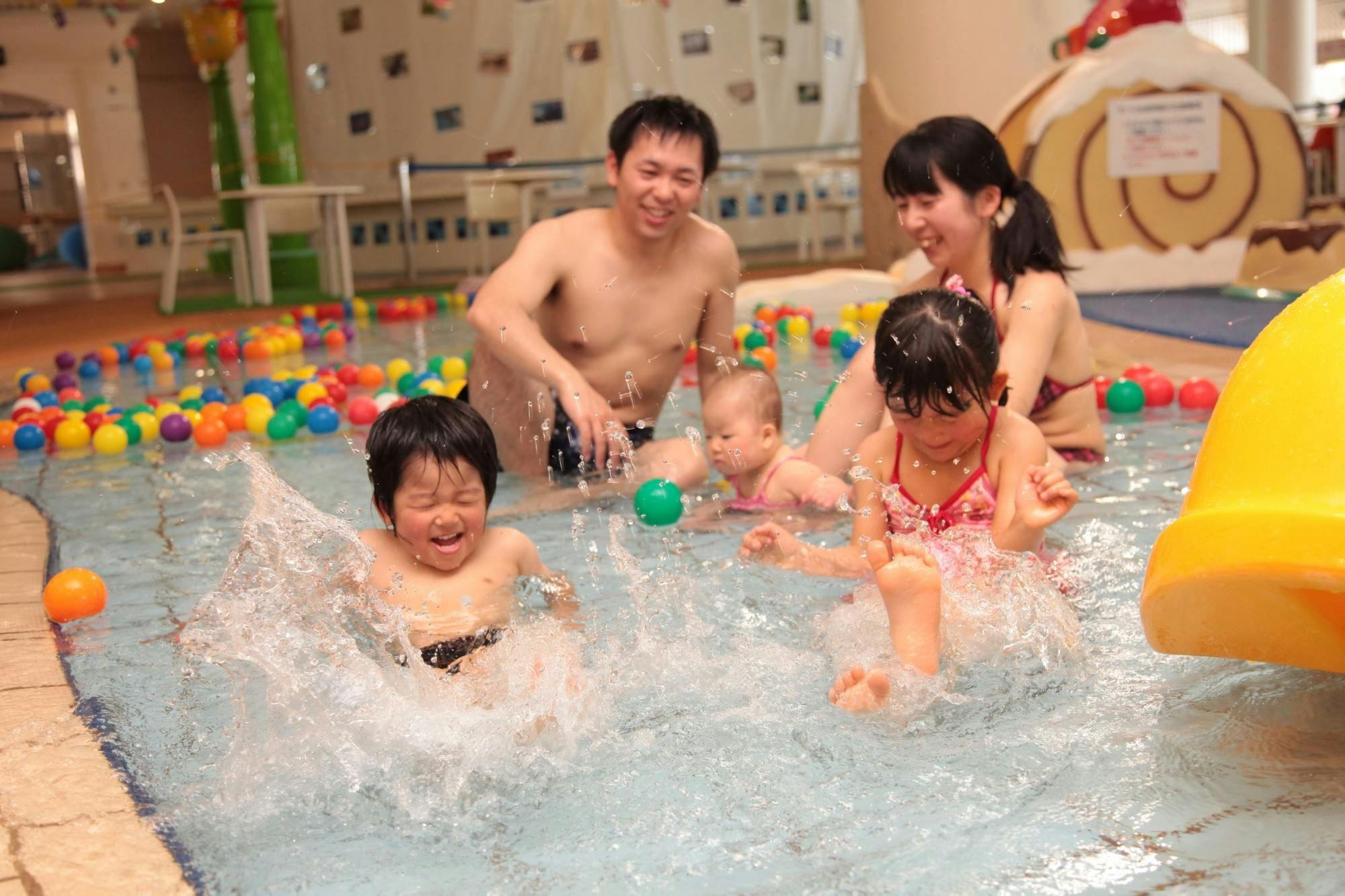 【เข้าพักระยะสั้น / เช็คเอาท์เวลา 9 โมงเช้า】รวมบุฟเฟ่ต์อาหารเช้า บัตรใช้บริการสระว่ายน้ำและน้ำพุร้อน / รวมอาหารเช้า