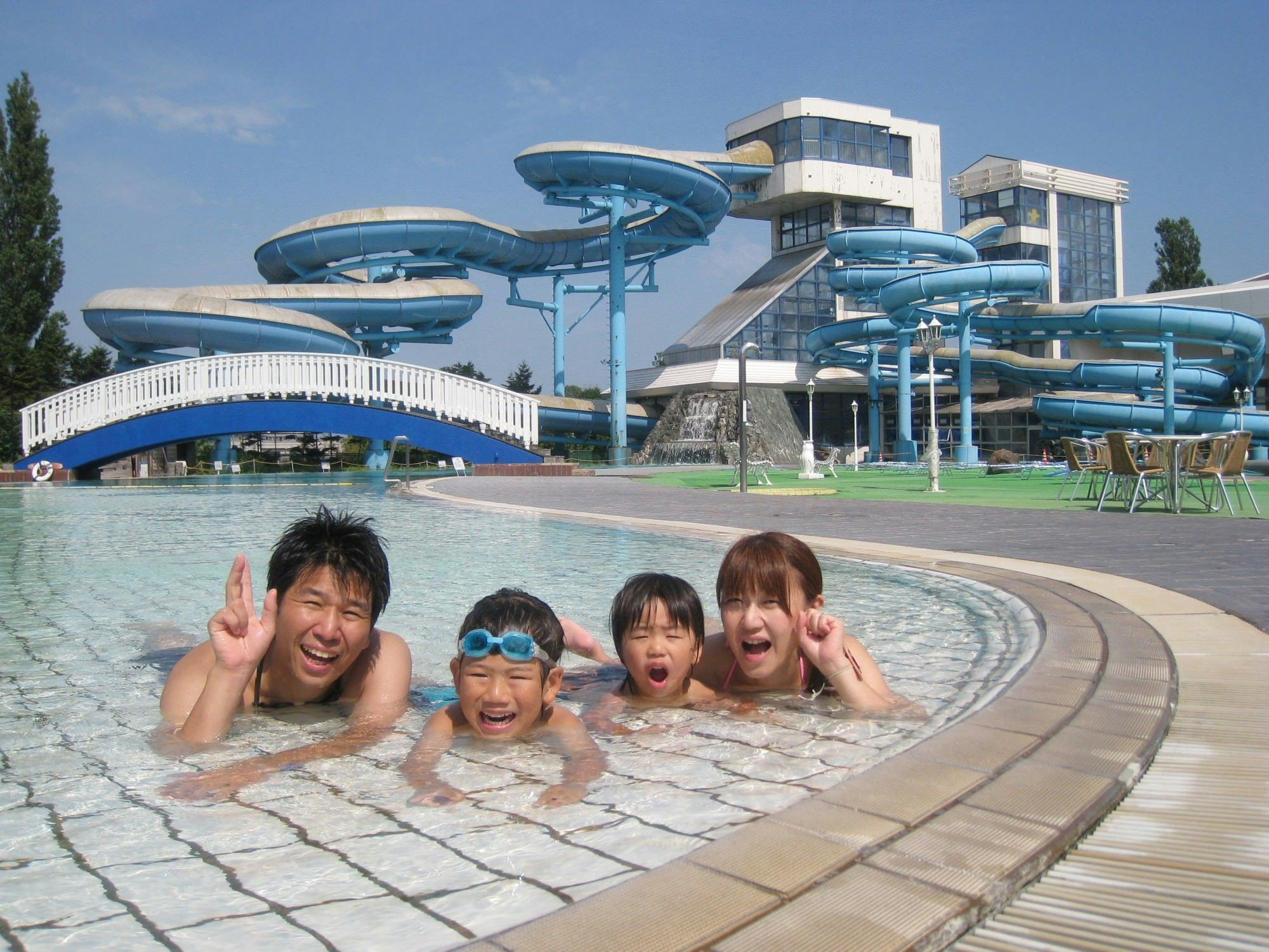 สระว่ายน้ำกลางแจ้งเปิดให้บริการเต็มรูปแบบในช่วงฤดูร้อน!