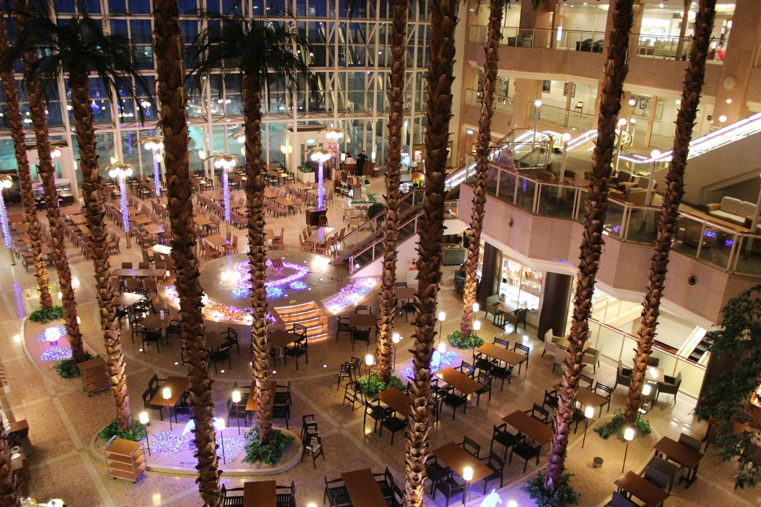 【แนะนำตามฤดูกาล】เอเทรียมสูง 50 ม. บรรยากาศรีสอร์ตเต็มอิ่ม! บุฟเฟต์ของรีสอร์ตที่เหมาะสำหรับครอบครัว／รวมอาหาร 2 มื้อ