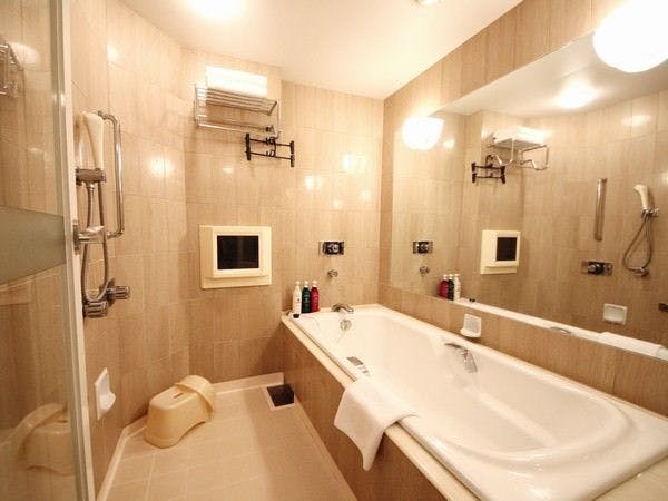 ห้องน้ำระดับดีลักซ์ (พร้อมทีวี)