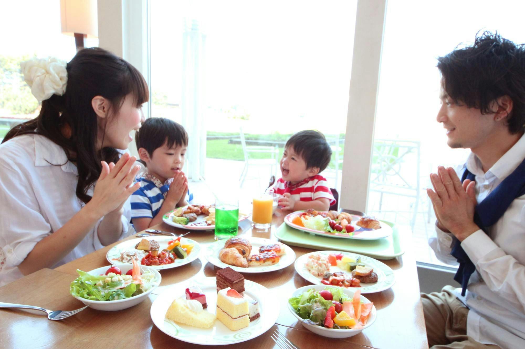 บุฟเฟ่ต์อาหารเช้าประมาณ 30 รายการทั้งแบบญี่ปุ่นและตะวันตก.